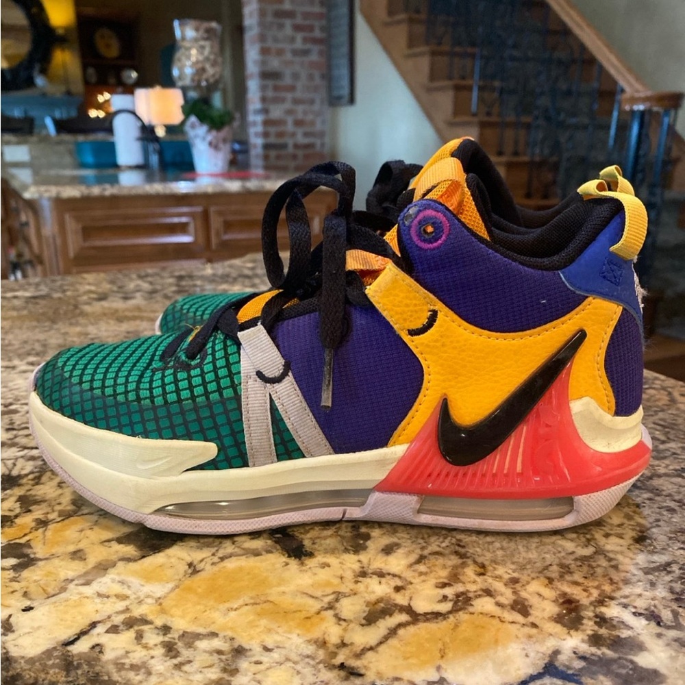 Nike LeBron Witness Vll court shoe size 4.5Y